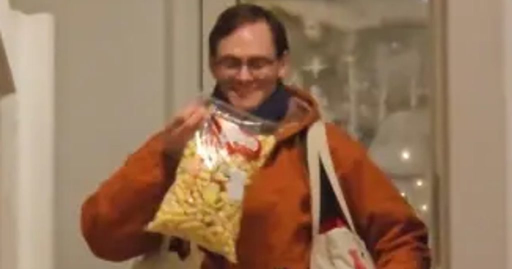 A Dane impressed his girlfriend with the products bought from a Romanian store in Copenhagen VIDEO