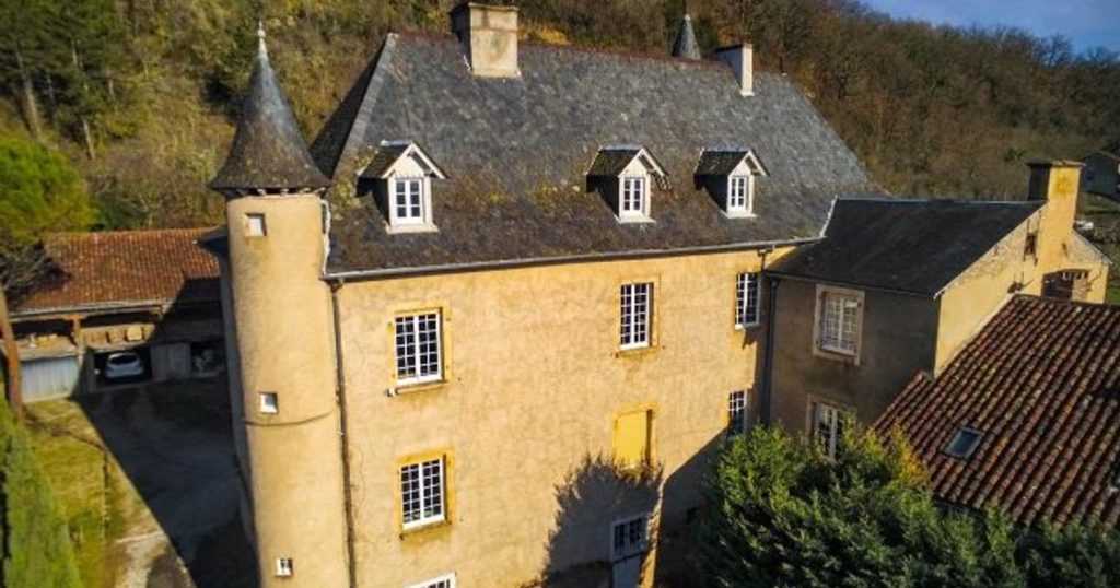 House 50 kilometers from Cluj or a splendid medieval castle in France?  Small price difference between the two