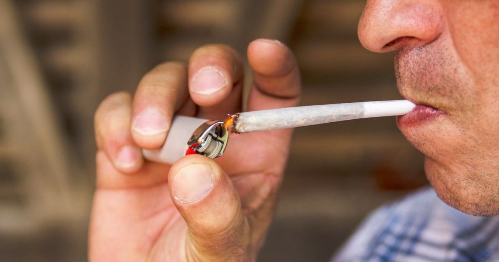 Quitting smoking reduces the risk of cancer at any age, according to a study