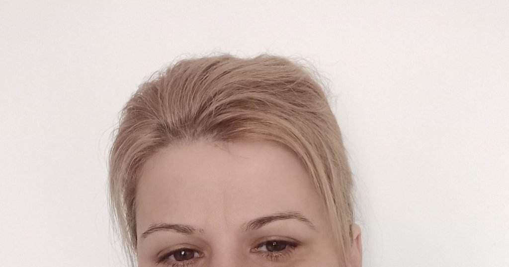 The home birth trend encompasses Romania.  A woman from Roman gave birth at home, with a negotiator at the door and another on the phone