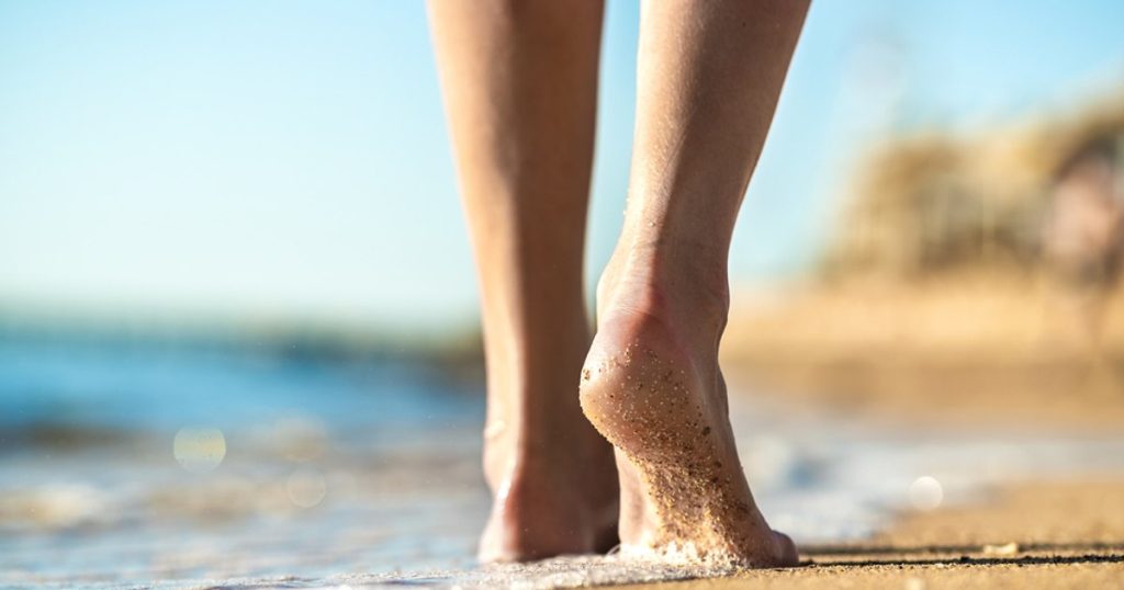 Walking barefoot is gathering more and more followers.  "I don't think it's necessary to wear shoes all the time" VIDEO