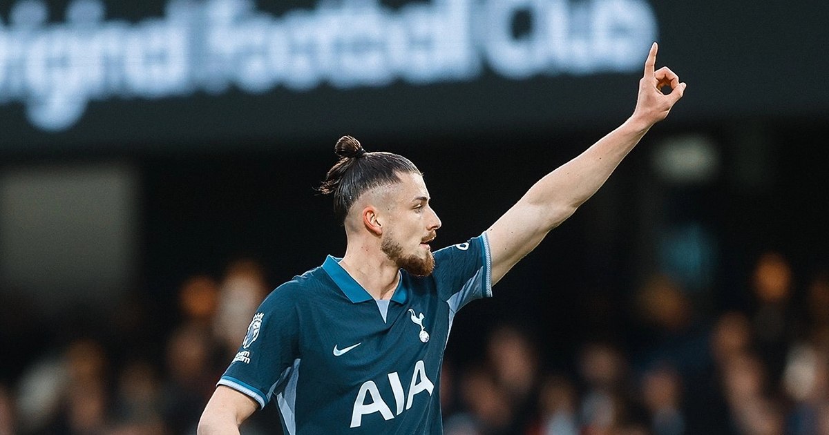 Against the wall from all sides, Radu Drăgușin is encouraged by Robbie Fowler, the great striker of Liverpool