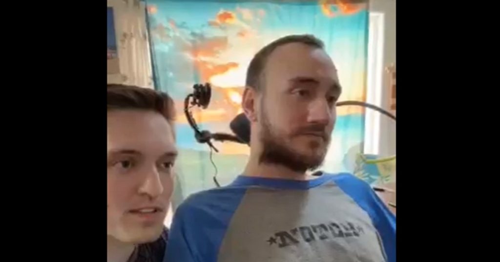 Footage of the first patient to be implanted with a brain chip as he plays chess with thought VIDEO