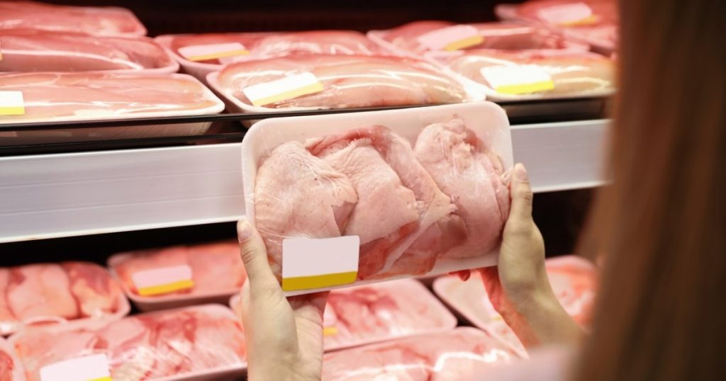 Poultry meat infested with Salmonella, discovered in a large chain of stores in Romania