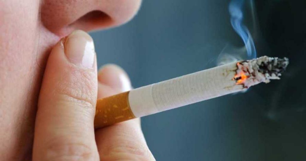 Romanian youth, smoking champions.  Doctors explain this worrying trend