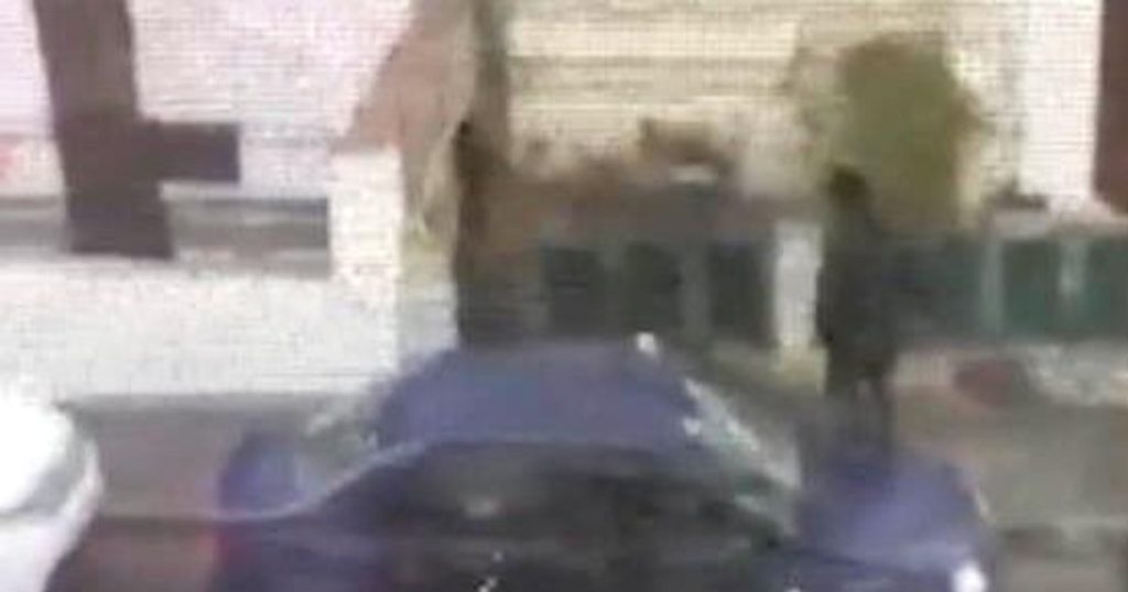 Shocking scenes in the Capital: woman threatened with death.  The ex-concubine climbed on the hood of the car and hit the windshield with his feet VIDEO