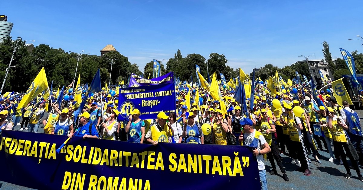 The "Health Solidarity" Federation in Romania goes on strike.  The referendum is underway