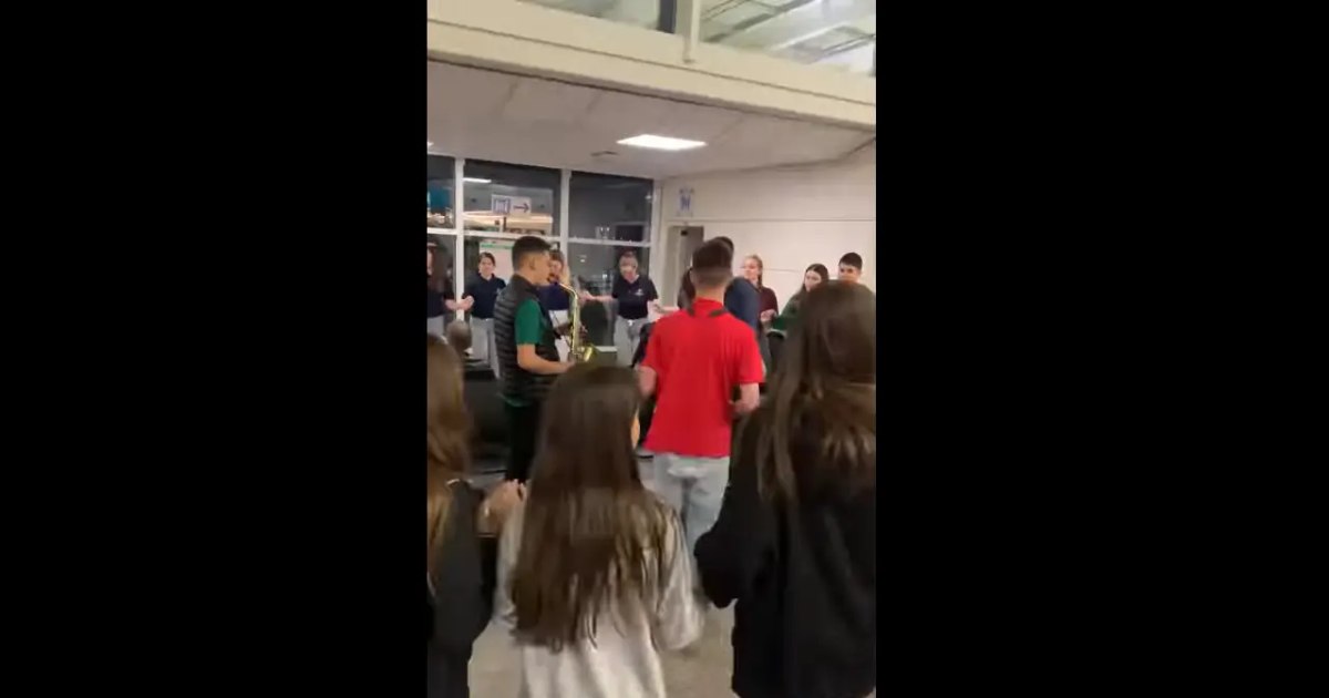 The Romanians spent an hour at Catania airport after learning that their plane was delayed for three hours VIDEO