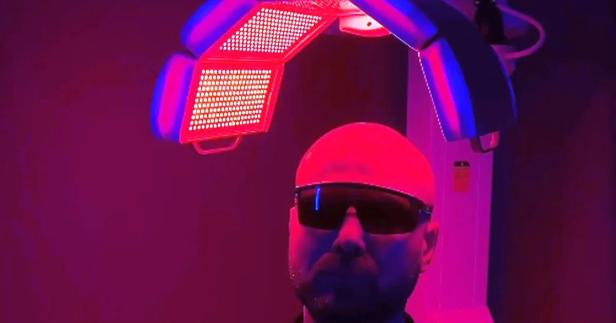 The country is burning and the baba is combing.  Adrian Mutu had a hair implant in Turkey PHOTO