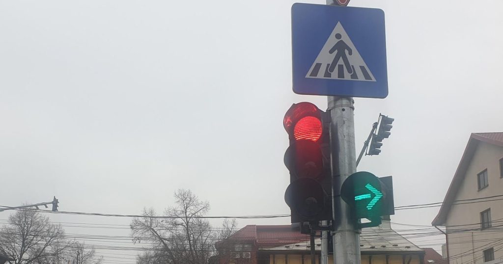 The flashing green rule at traffic lights, a tough test in traffic.  What happens to the driver who honks VIDEO