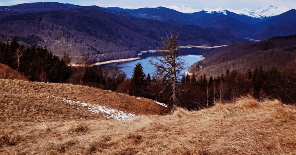 The hiking route with superb views from the amphitheater of Argeșului Valley PHOTO VIDEO