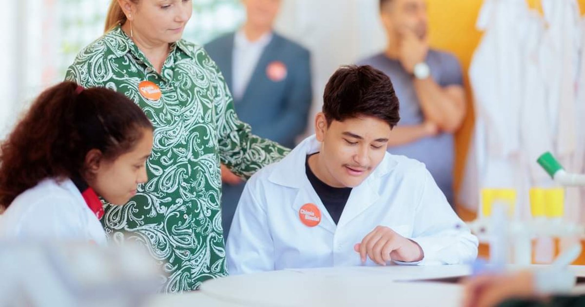 The teacher who fights illiteracy with games, summer schools and literacy workshops.  "I want to prepare them for life"