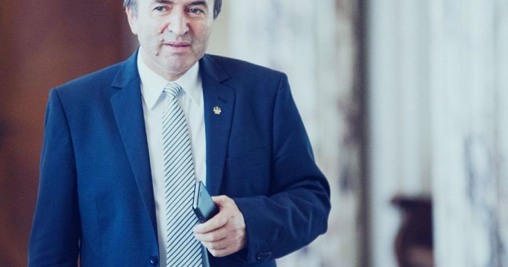 Tudorel Toader, one step away from losing the position of rector of the "Alexandru Ioan Cuza" University in Iasi.  Liviu Maha is the favorite