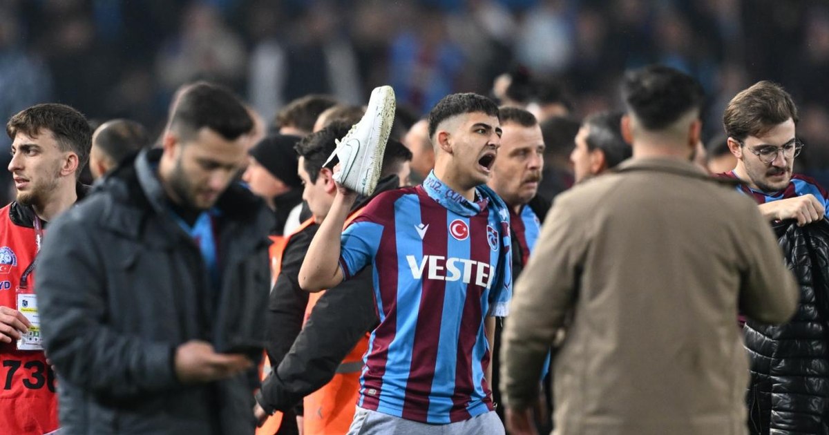 Turkey turns the football field into a war zone: Trabzonspor fans wreak havoc VIDEO