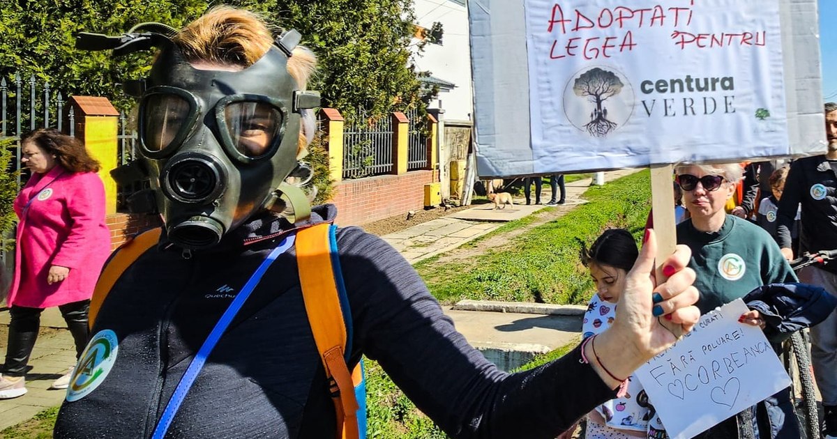 A new anti-pollution march in the town of Corbeanca.  "The suffocating smell was felt several evenings"