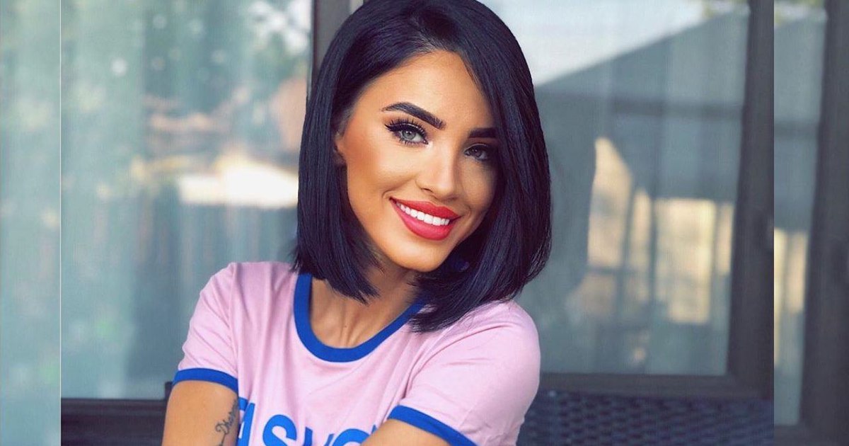 Adelina Pestrițu, seen on the subway.  "Fame can't stop you from doing normal things."  Why was PHOTO criticized