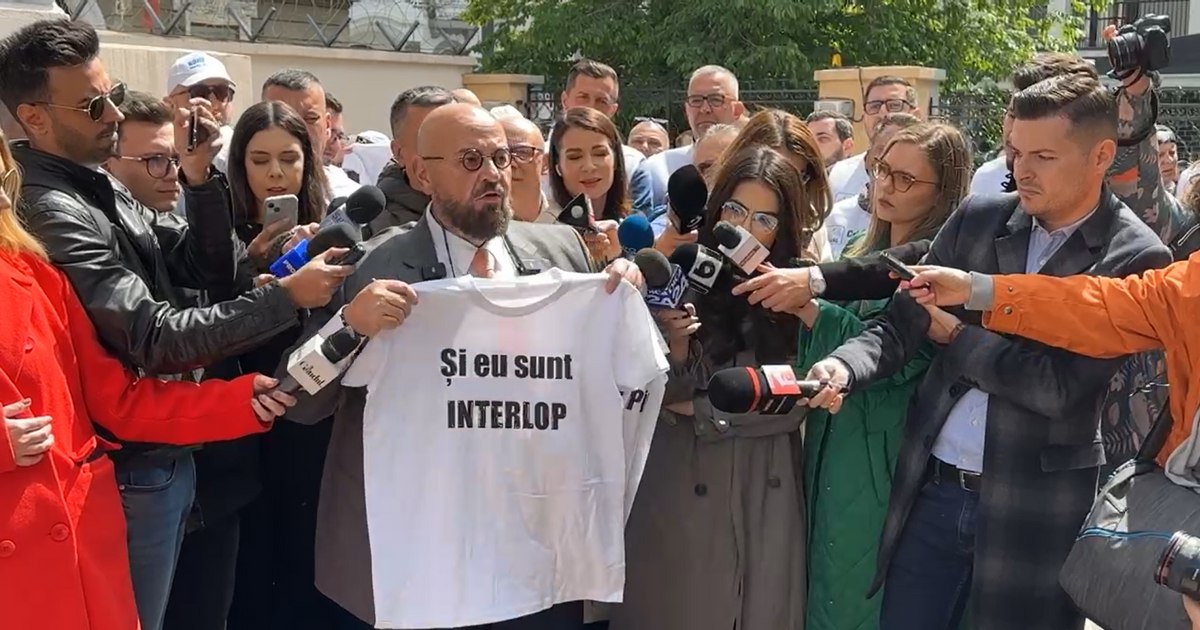 Campaign messages.  Cristian Popescu Piedone: "And I'm an underworld" vs.  Nicusor Dan: "We all know"