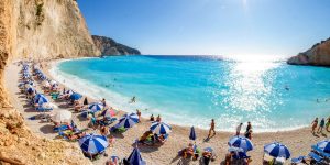 The new influx of Romanian tourists in Greece puts tavern owners in trouble. Where do they eat on vacation?