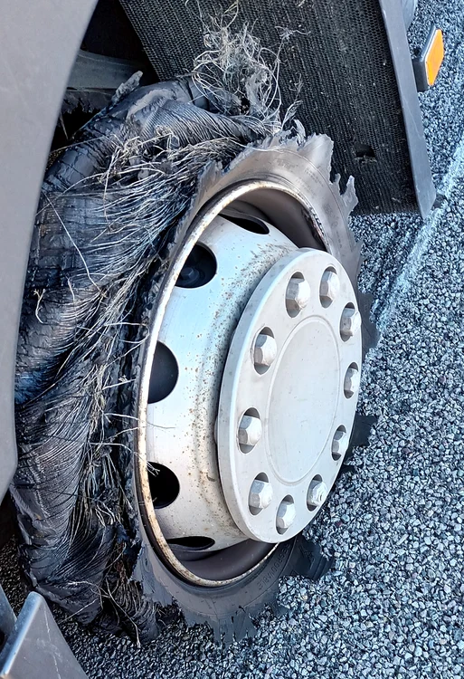 What to do when your tire explodes while driving Photo: Dan Ion/Facebook