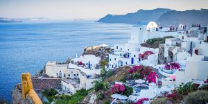 Video Heated debates over the images of a tourist spreading her husband’s ashes on the steps of Santorini