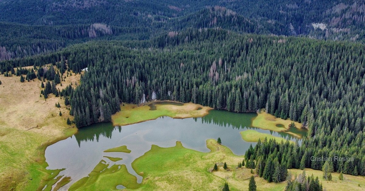 Spectacular phenomenon caught in the Apuseni Mountains.  The splendor of a temporary lake formed in Poiana Glade PHOTO