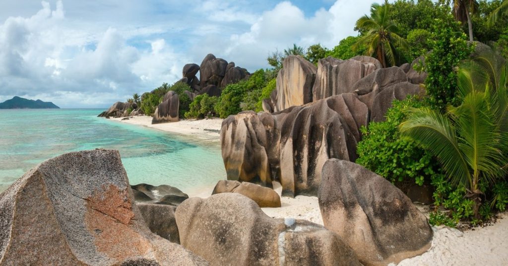 Ten holiday destinations that limit the number of tourists.  What measures are the authorities taking?