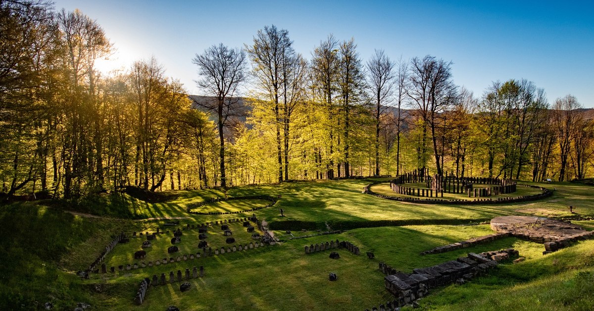 The charm of the Dacian fortresses in the Orăștiei Mountains.  The ancient wonders of Romania, adorned by spring VIDEO