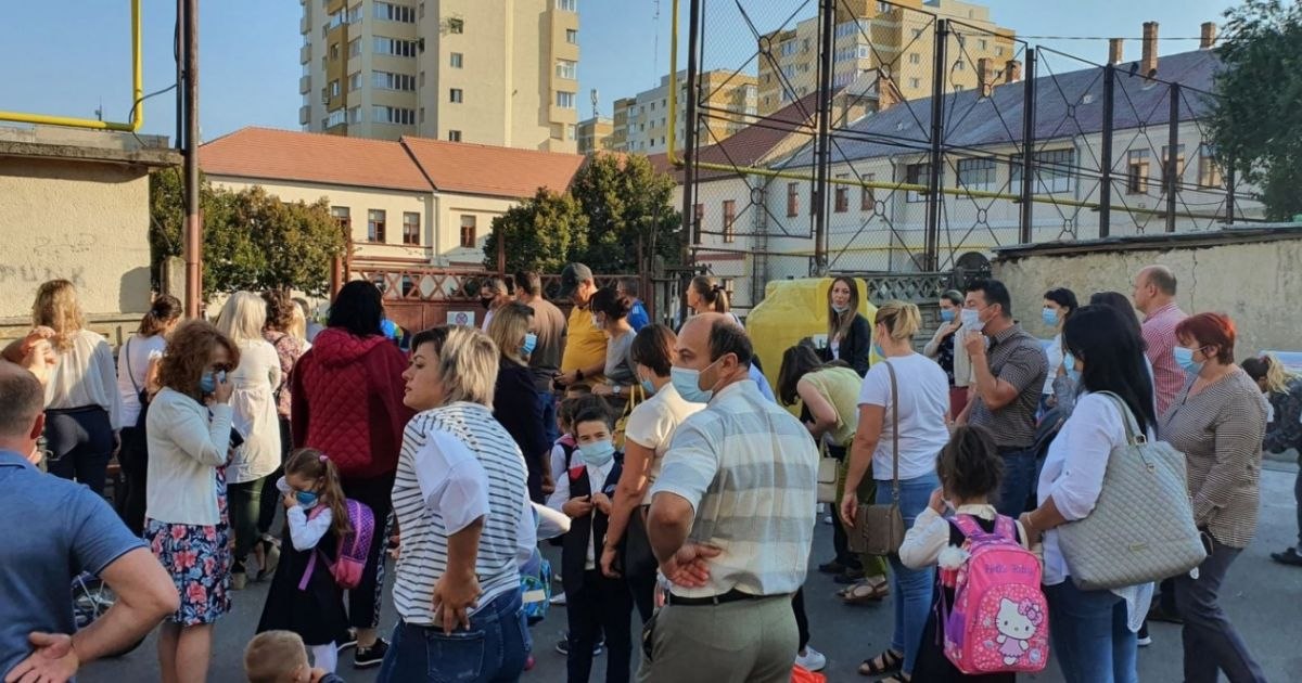 The rush of some parents after their daughters' schools amplifies a serious phenomenon: the trafficking of fictitious floating visas