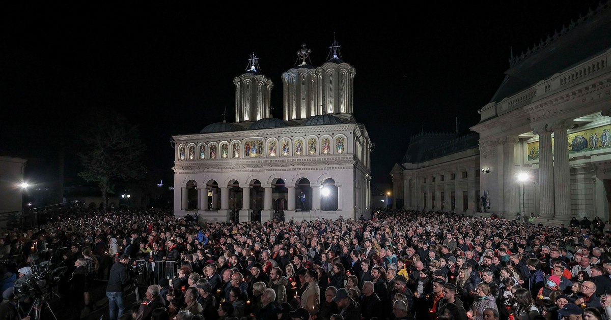 The Resurrection Service, from the Patriarchal Cathedral in Bucharest.  Live Stream |  LIVE VIDEO