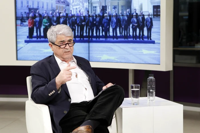 Professor Dumitru Borțun explains the mechanisms of Russian propaganda.  PHOTO: The truth