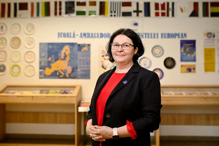 Emese wrote a book together with a colleague about the experience of online classes PHOTO projektmerito.ro