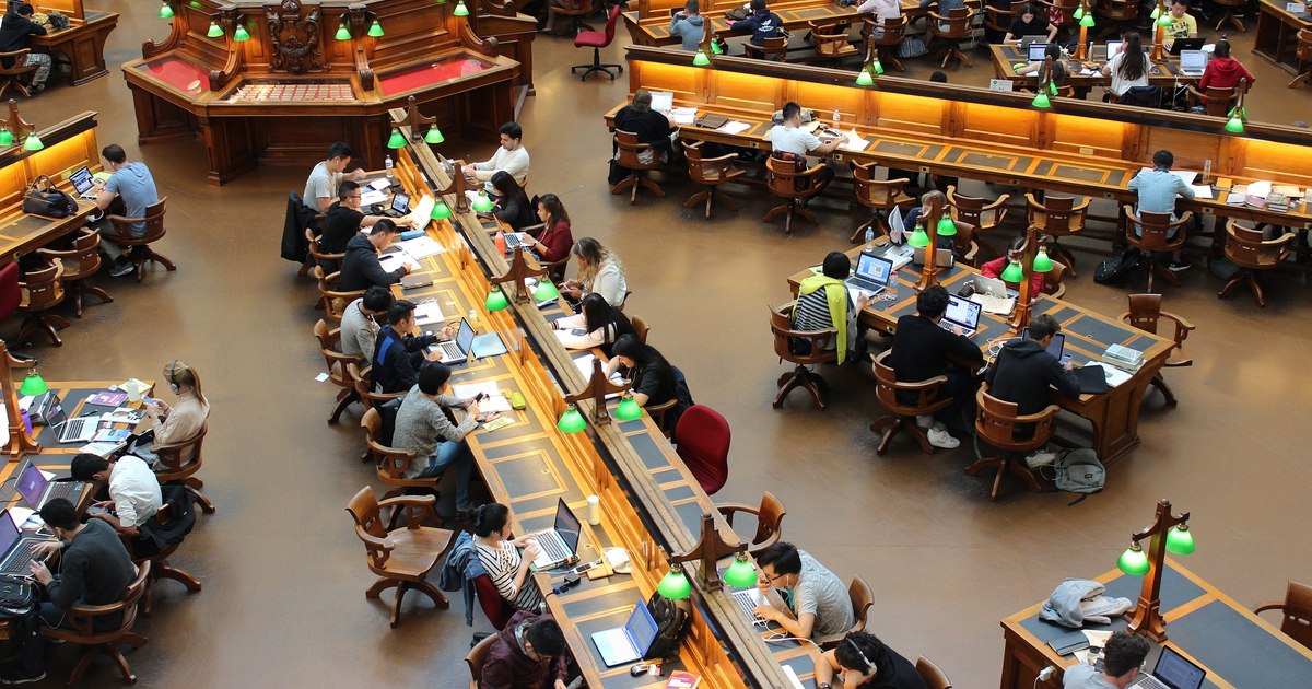 Baccalaureate preparation at another level.  More and more universities offer free meditations for high school students.  Rector: "We give them an extra chance"