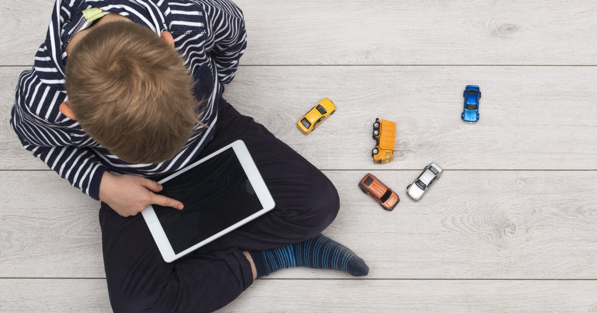 Children, abandoned at an early age in the virtual world.  What solutions does the Ministry of Education have against phones