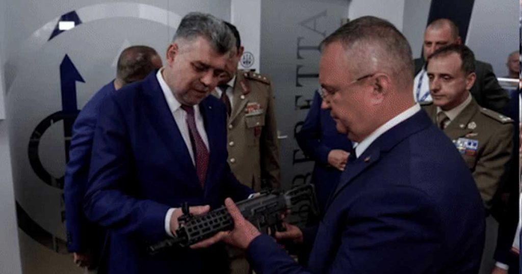 Ciolacu and Ciucă, with the gun in hand at the Black Sea Defense and Aerospace exhibition PHOTO