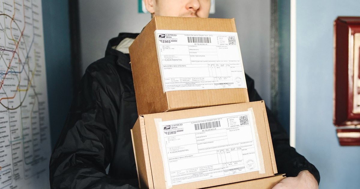 Courier tip, hot topic.  "Does my boss give me extra for doing my job?"  vs.  "We go to the doctor.  And what salaries do they have..."