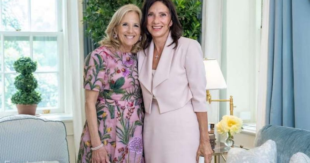 First lady of the USA, message on Facebook for Carmen Iohannis