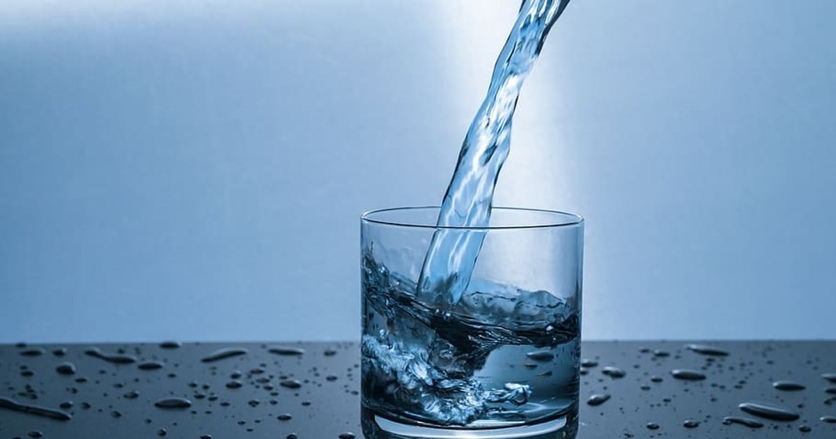 How to properly drink water to properly hydrate.  Advice from a nutritionist