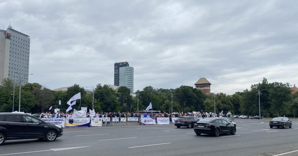The government adopted the 10% increase for budget workers.  The unions have taken to the streets again and are demanding double