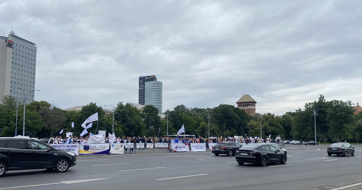 The government adopted the 10% increase for budget workers.  The unions have taken to the streets again and are demanding double