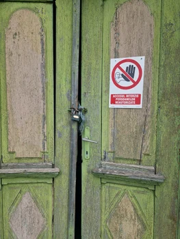   The entrance to the church was locked Photo: Archdiocese of Bucharest jpg