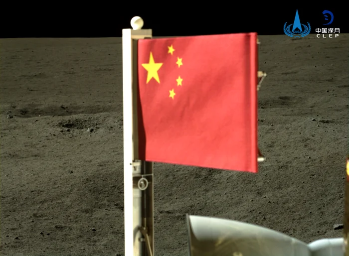 The robot planted a Chinese flag on the dark side of the moon.  Photo: profimedia 