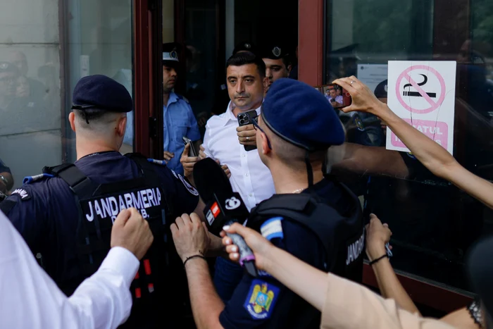 George Simion is removed from the headquarters of the Gendarme Prosecutor's Office Photo Inquam Photos Octav Ganea (4) jpg