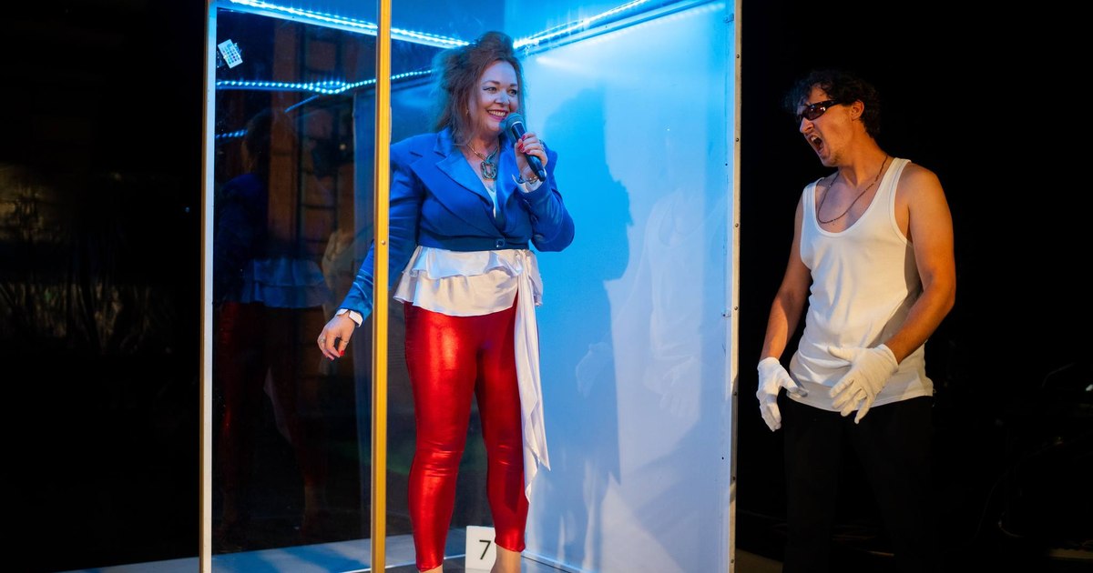 A museum of the horrors of war with seven living exhibits and live music.  "Piese de résistance", the new show of a young director awarded at UNITER