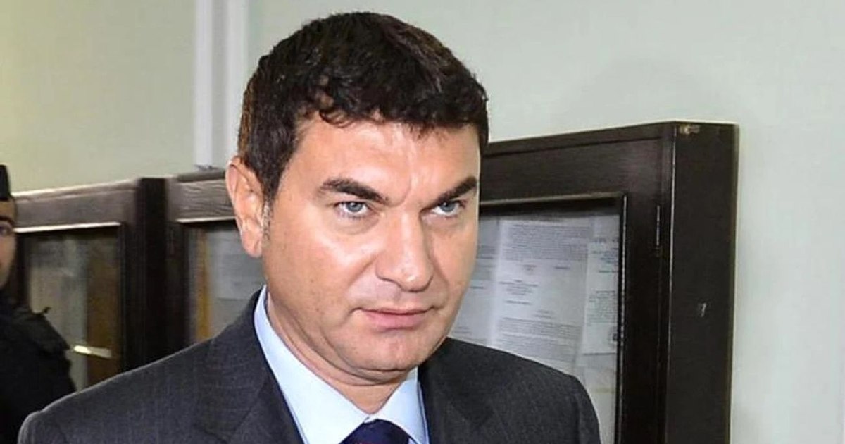 Cornel Dinu's reaction when he saw that Borcea had piles of money in the library as books