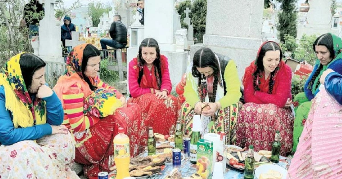 Foreigners point at us.  The Romanian press, the vuvuzela of ethnic discrimination