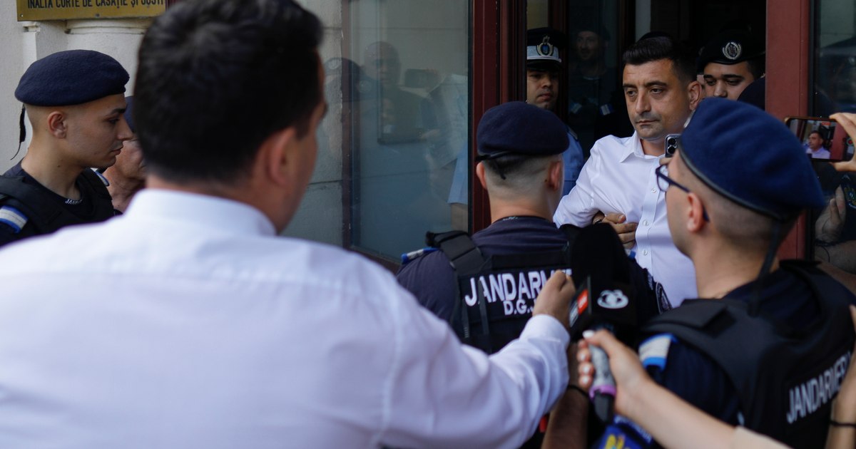 George Simion was removed by the gendarmes from the General Prosecutor's Office.  He had announced that he was going on hunger strike VIDEO