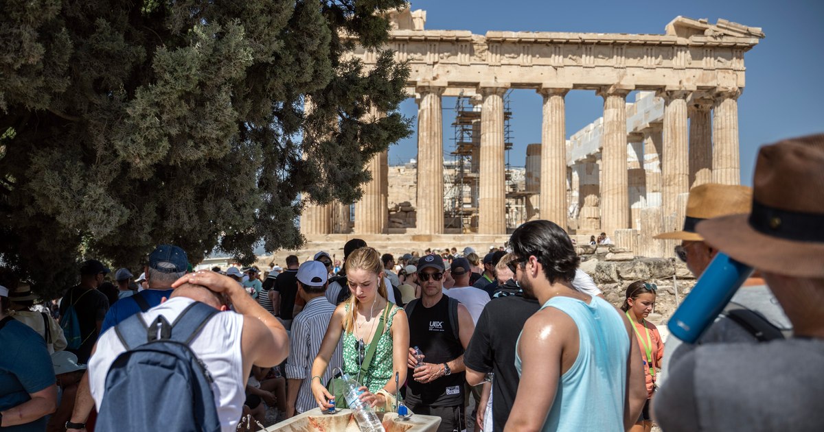 Greece under the sign of forest fires and heat wave.  Romanian tourists: "Do you think we're all stupid?"