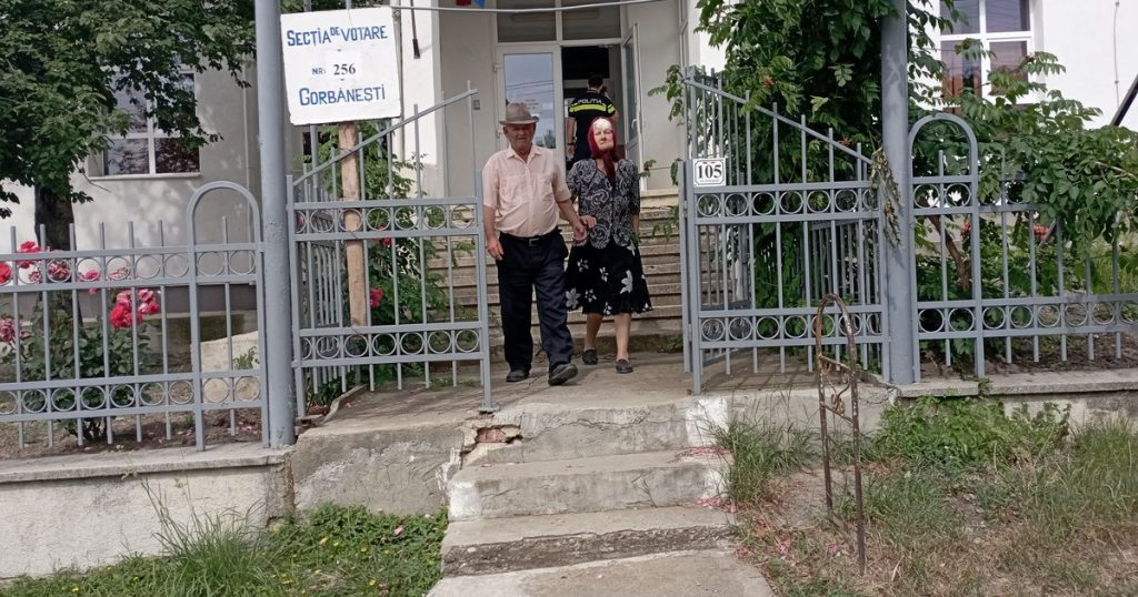 Peasants from the north of Moldova do not trust politicians.  "Not even in a hundred years will he win our trust"