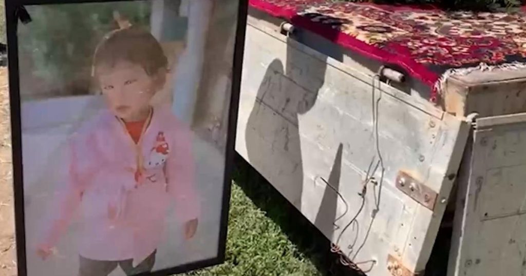 Raisa, the two-year-old girl killed by her cousin, buried on Children's Day.  The girl's father accuses: "It's a lie that he's crazy.  He has no handicap!"  |  Photo