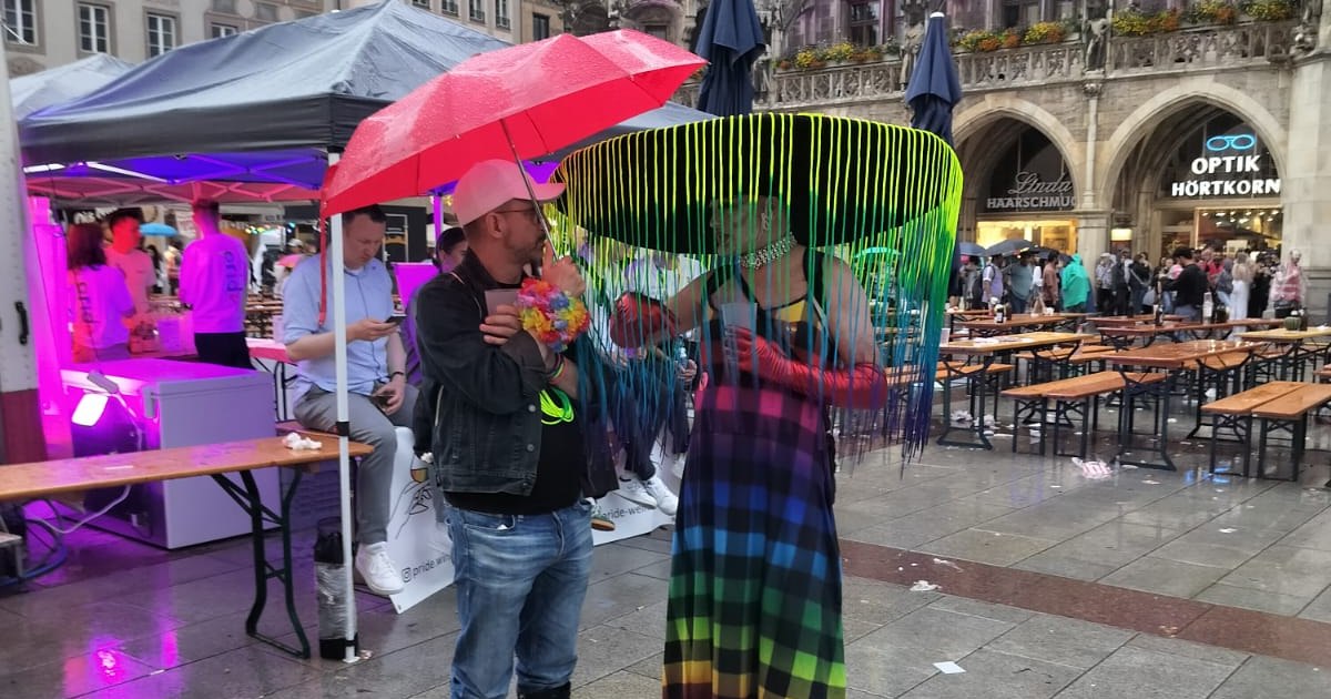 Romanian fans, "defeated" by the Gay Parade, but not by the storm, in Munich VIDEO